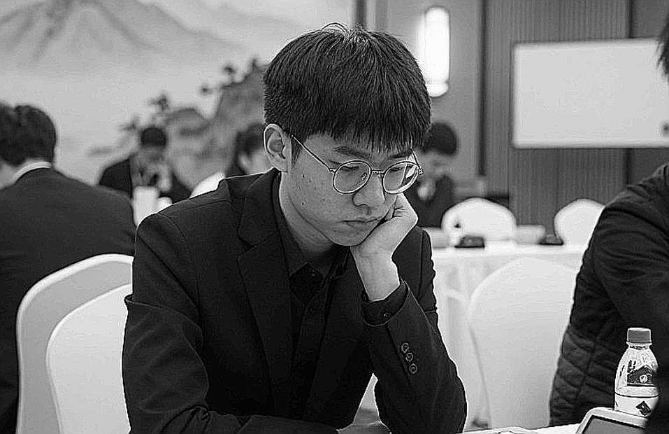 Phân tích thiếu thông tin trong đánh giá cờ vua: Không thể đưa ra kết luận chi tiết Phân tích thiếu thông tin trong đánh giá cờ vua: Không thể đưa ra kết luận chi tiết