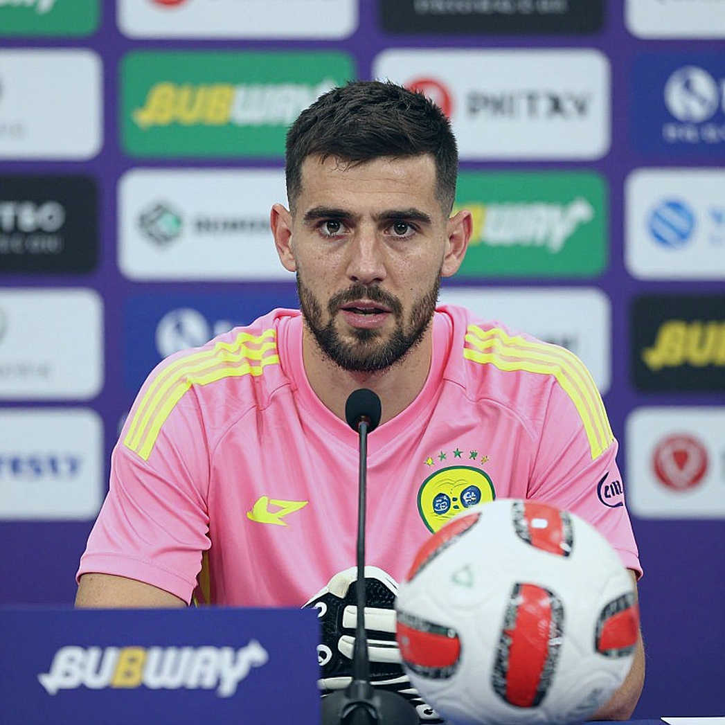 Kevin Diks nhường phạt đền cho Ole Romeny ở ASEAN Cup 2026: khi thứ bậc phòng thay đồ lên tiếng