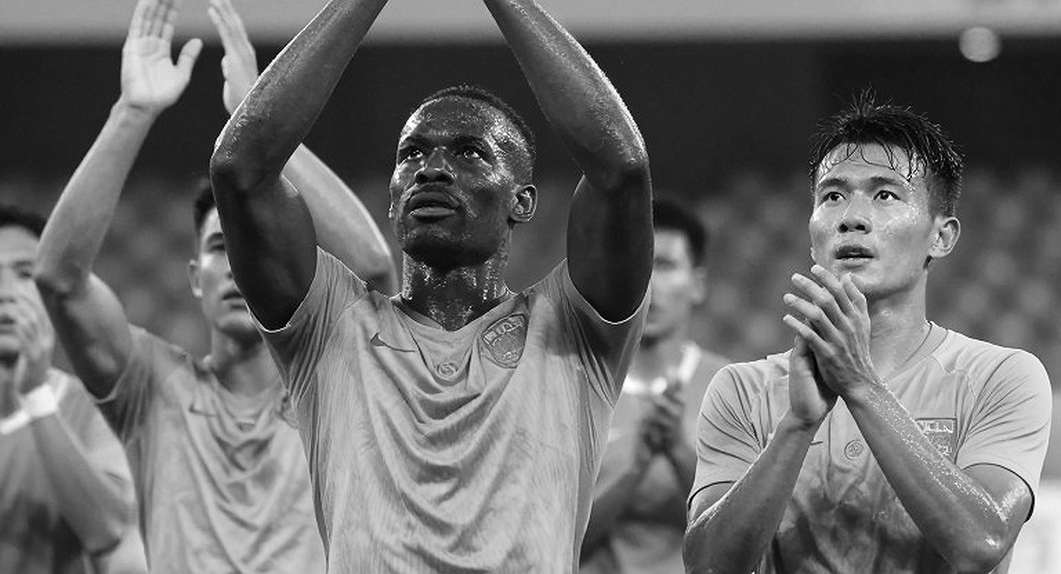 Kevin Diks nhường phạt đền cho Ole Romeny ở ASEAN Cup 2026: khi thứ bậc phòng thay đồ lên tiếng Kevin Diks nhường phạt đền cho Ole Romeny ở ASEAN Cup 2026: khi thứ bậc phòng thay đồ lên tiếng
