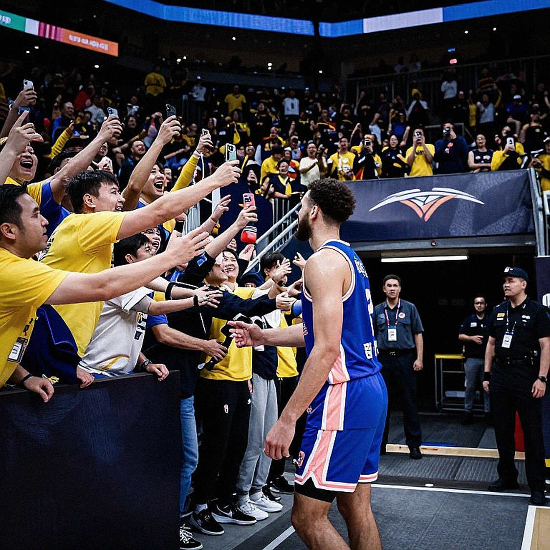 Mike James gãy nhịp giữa mùa: Khi tay ném số một EuroLeague phải nói lời cảm ơn thay vì ăn mừng