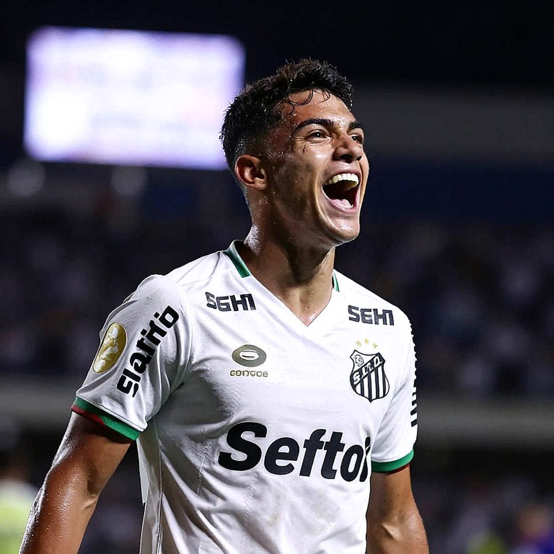 Ricky và chữ R trên bầu trời Cruz Azul: khi một cậu bé trở thành nhịp trống của cả khán đài