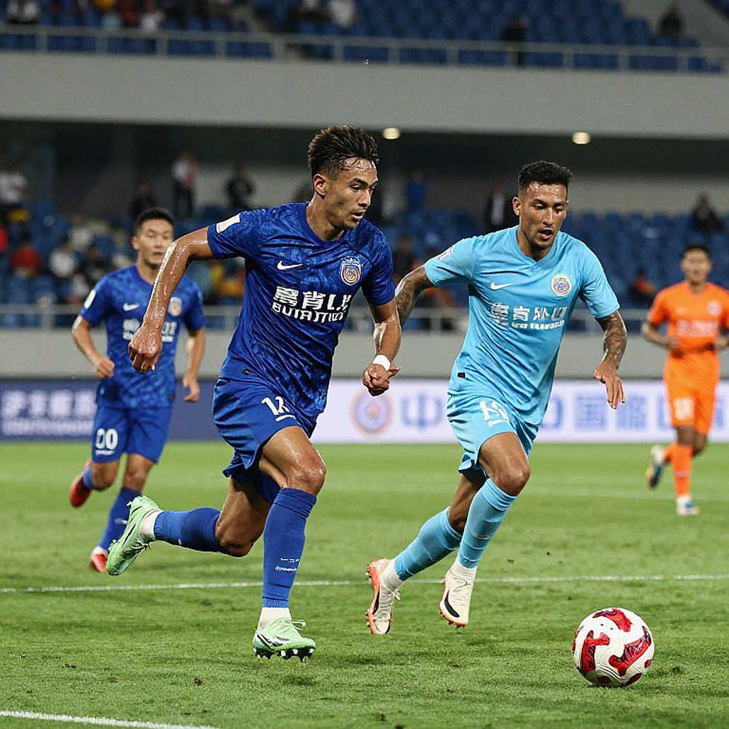 Việt Nam 1-0 Philippines: Ba điểm dựng trên nền đất chưa nén