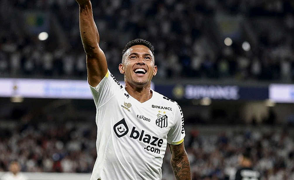 Alan Pulido khoác áo Chivas lần nữa: Khi hoài niệm trở thành một ngành công nghiệp