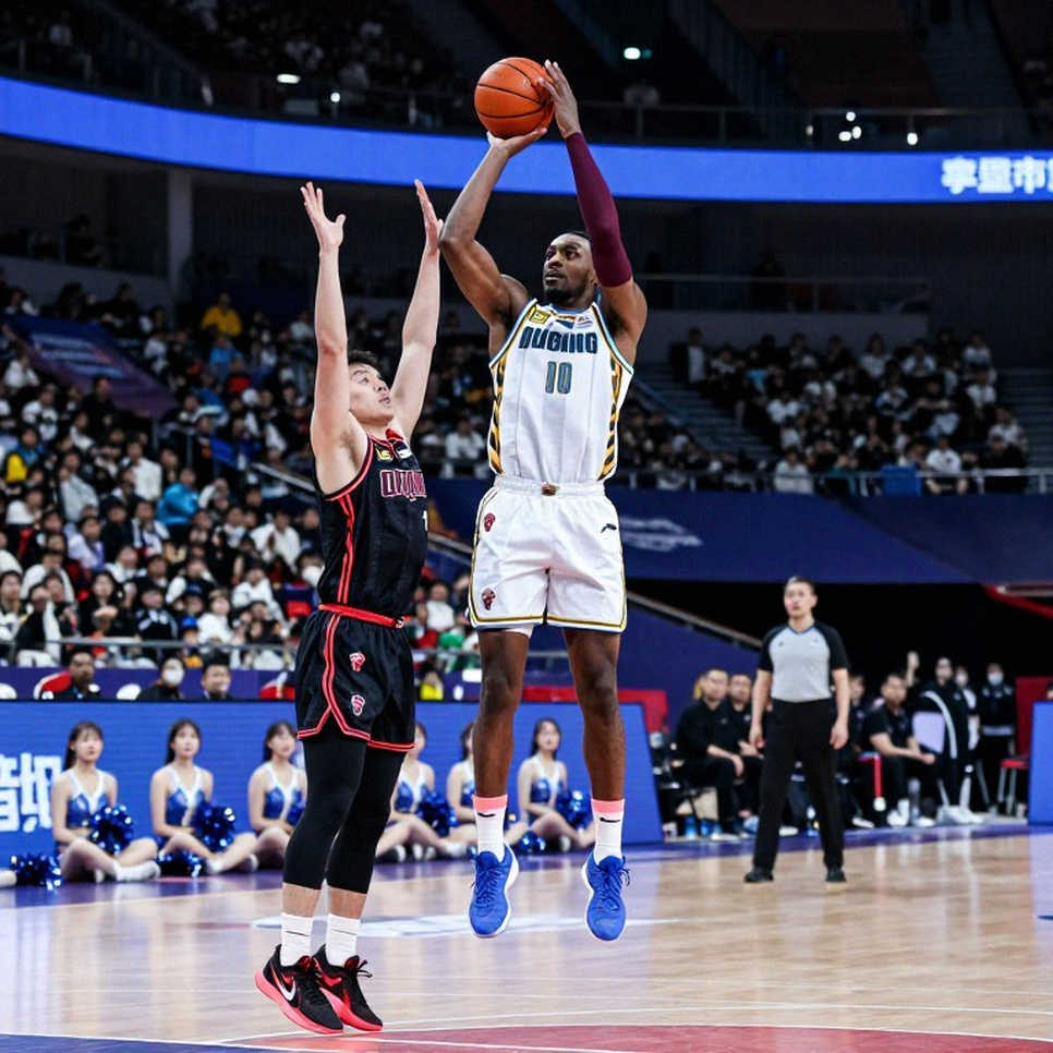 Khi Jabari Walker không biết điều gì, anh tìm đến LeBron James